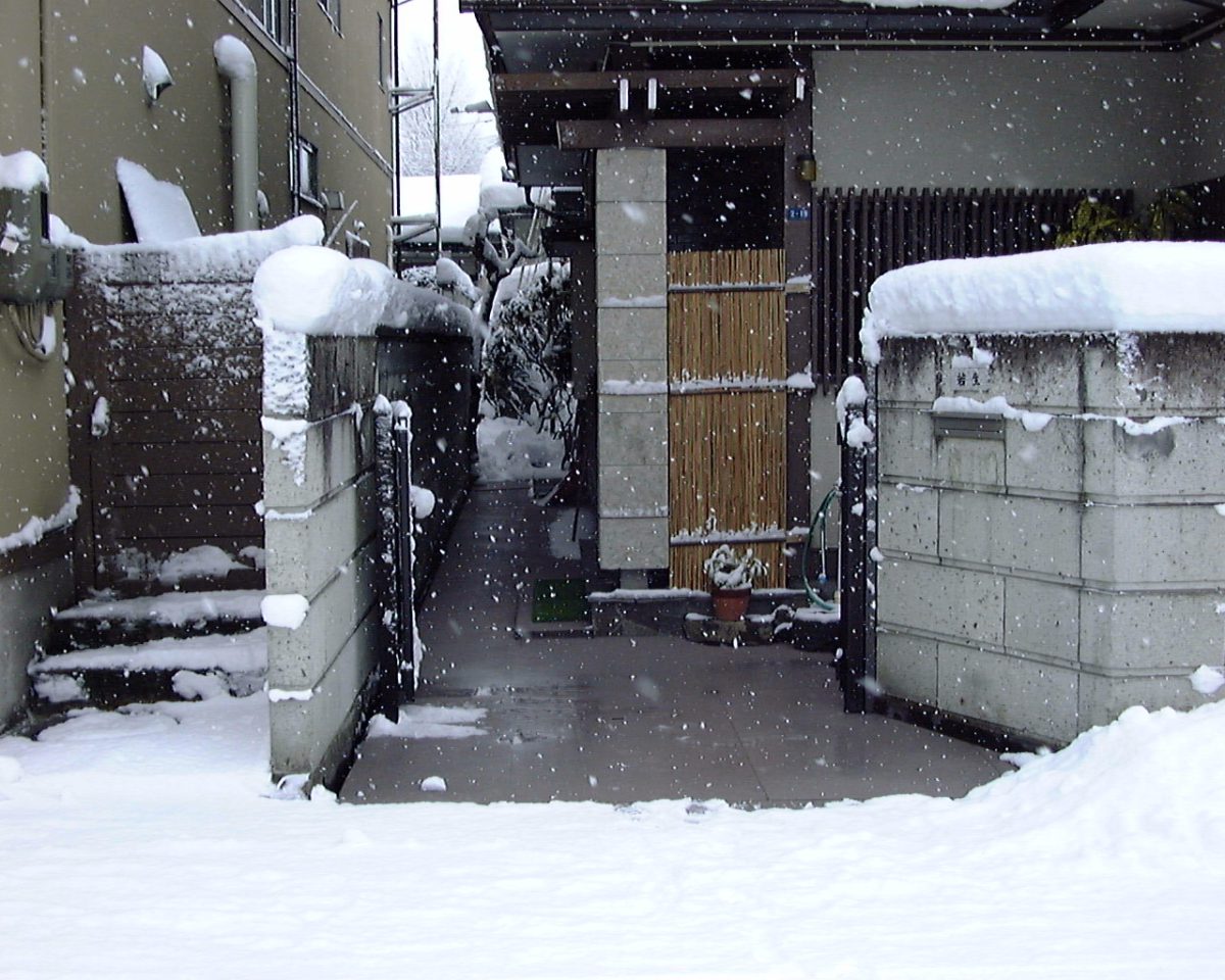 山形市住宅玄関前