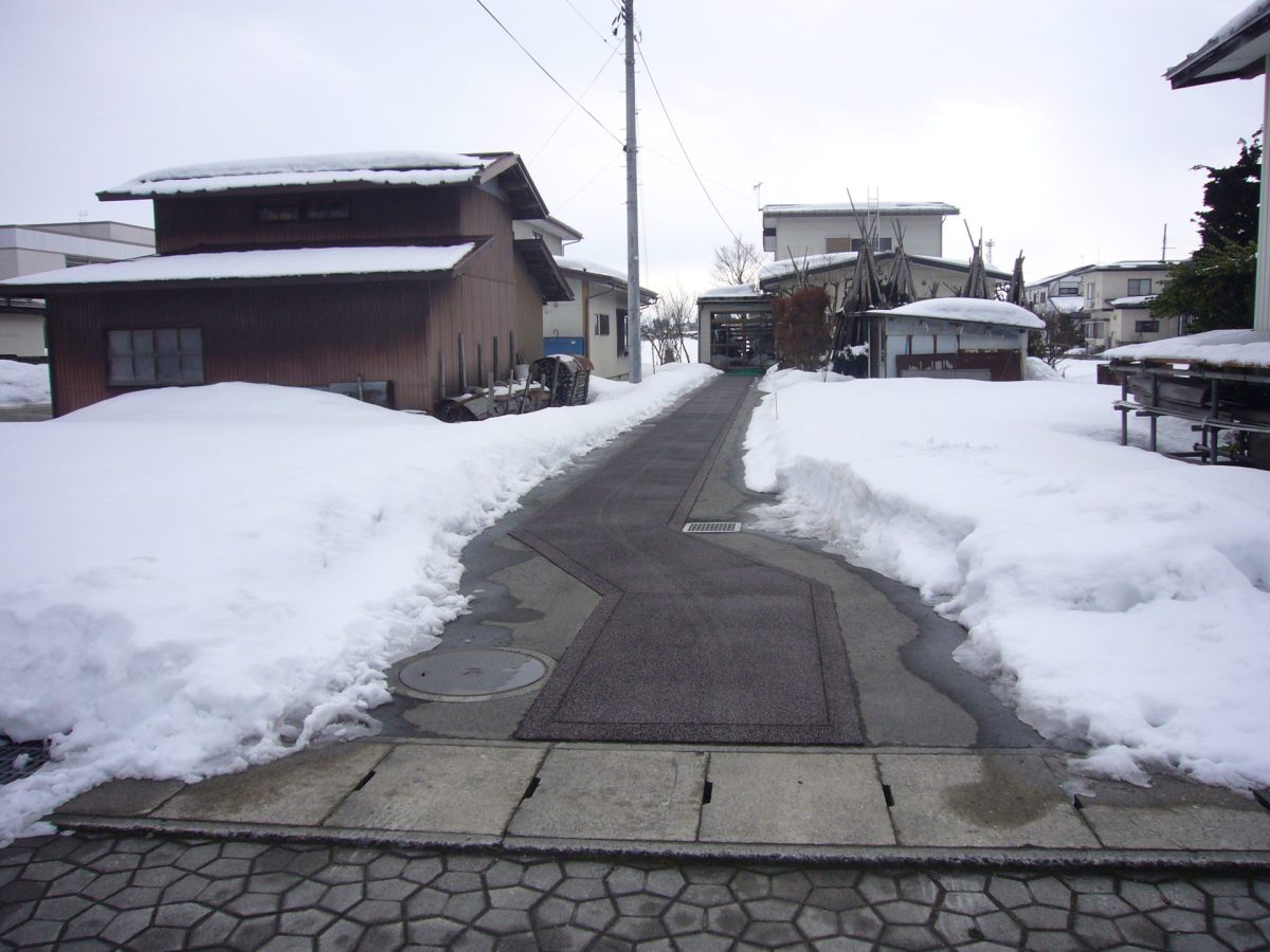 長井市住宅玄関前通路