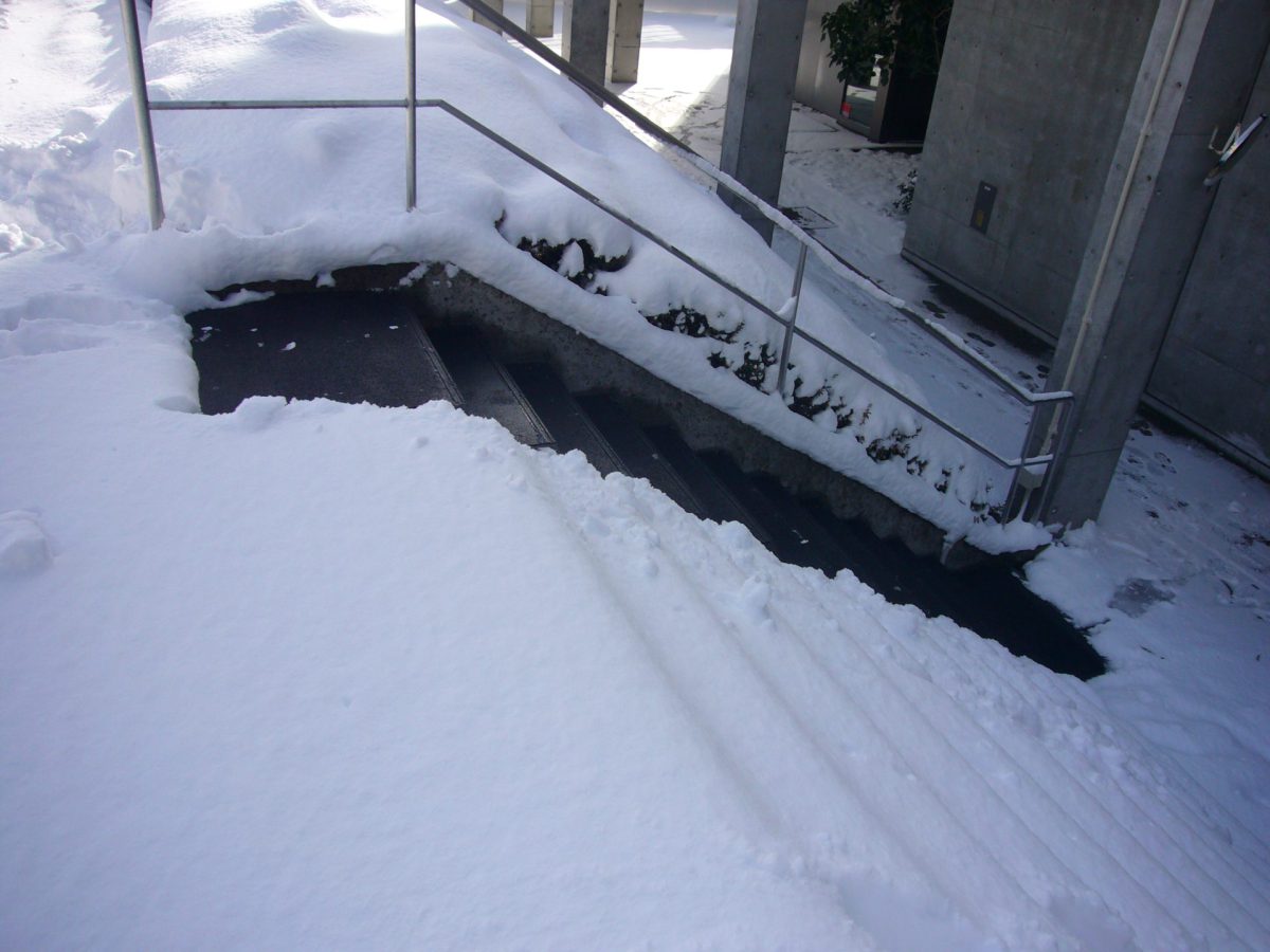 東北大学情報科学研究科階段一部融雪状況