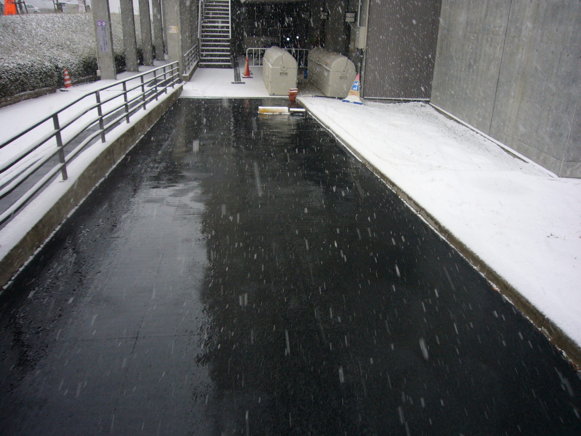 東北大学搬入路融雪