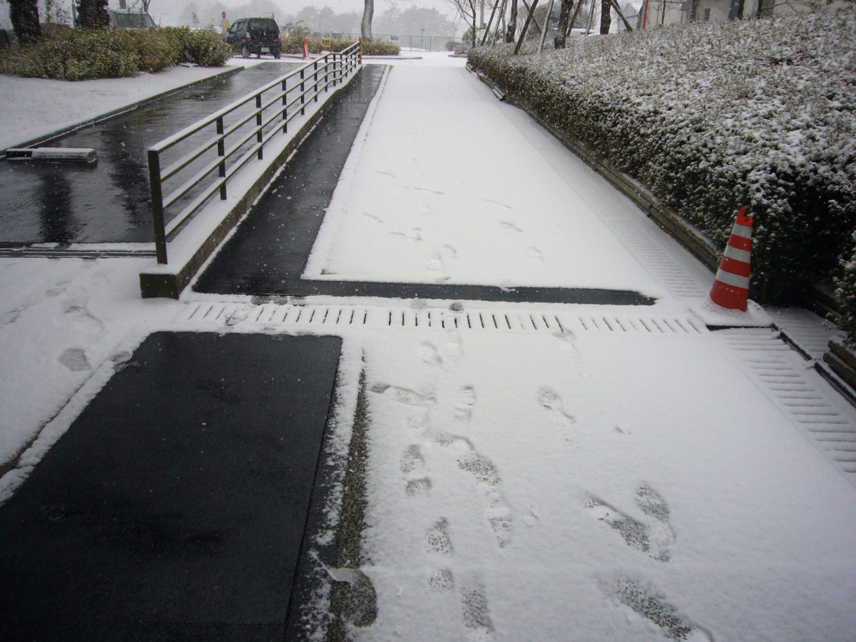 東北大学通路融雪