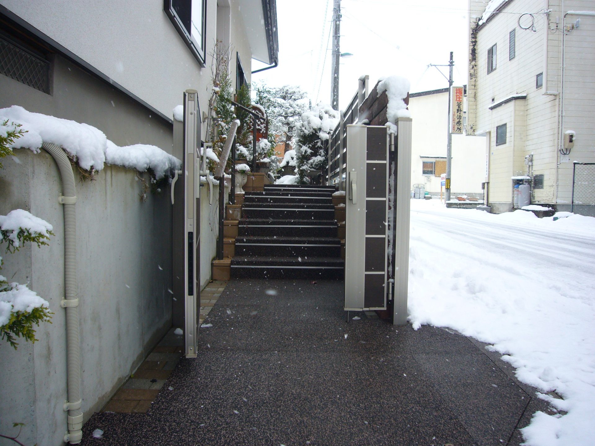 山形市住宅階段通路融雪