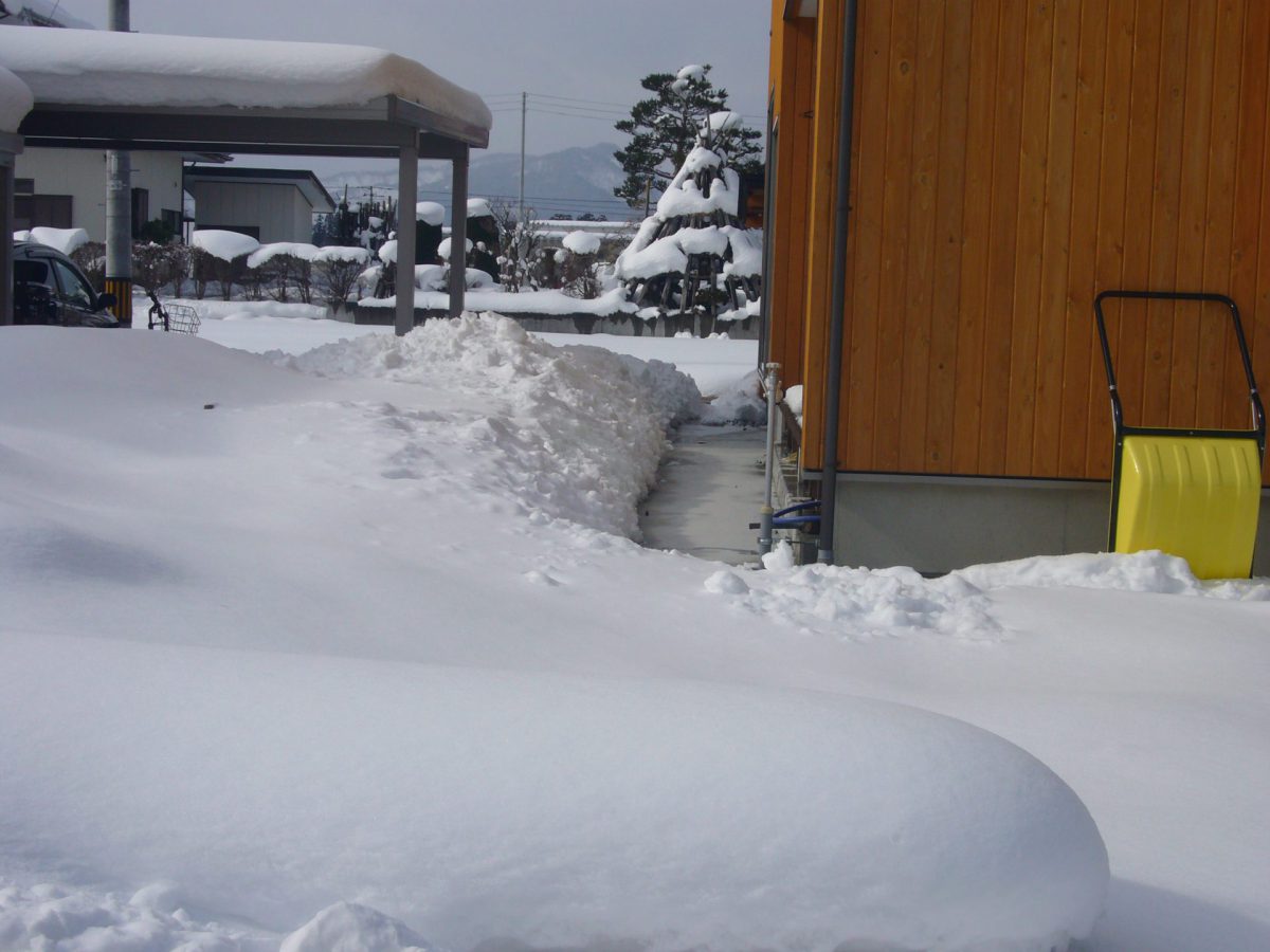 長井市太陽光屋根下通路融雪状況