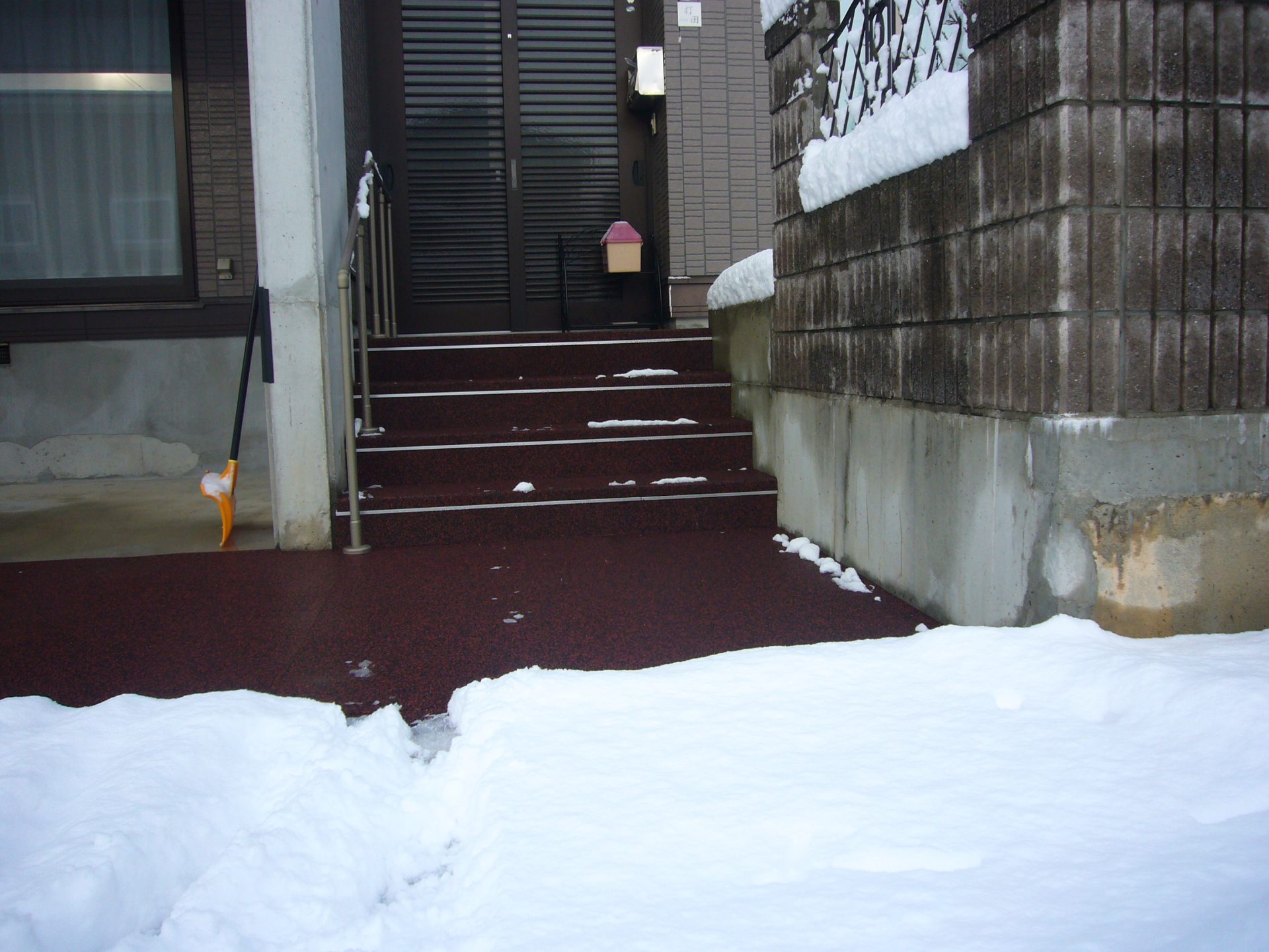 山形市住宅前階段融雪状況