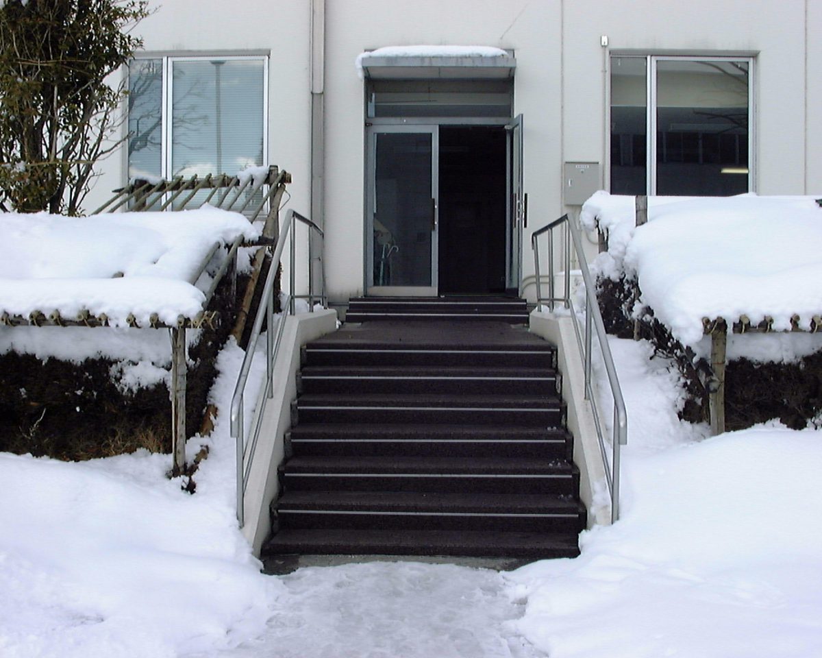 東根市工場階段融雪